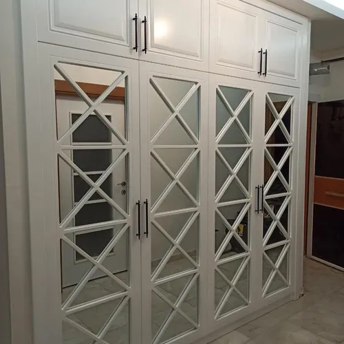 Распашной зеркальный шкаф с крестовой раскладкой, фрезеровкой и антресолью в спальню